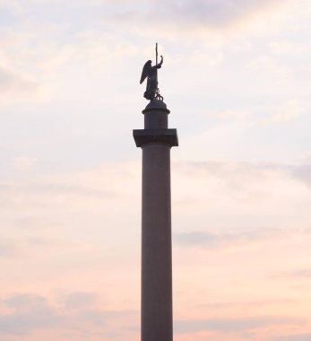 Alexander sütun silüeti.