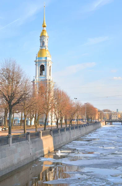 Dzwon wieża katedry św Mikołaja w Sankt Petersburgu. — Zdjęcie stockowe