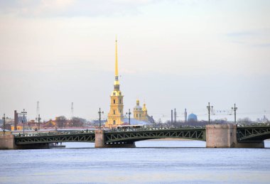 Peter ve Paul Katedrali ve Palace Bridge.