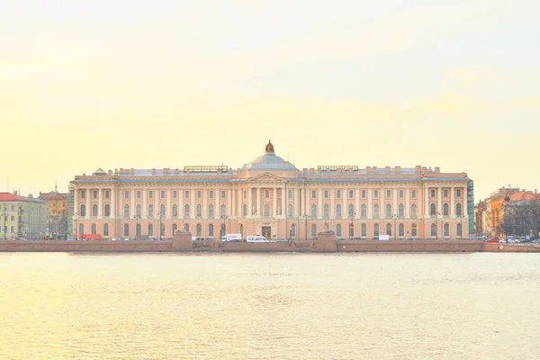 De Academie van de bouw van Kunsten in St. Petersburg. — Stockfoto