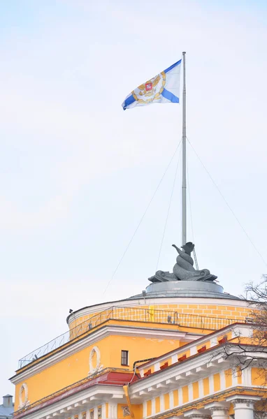 Адміралтейство флагштока з прапором Андрія Первозванного. — стокове фото