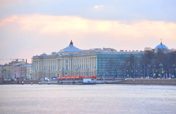 Academia de Artes do Edifício em São Petersburgo . — Fotografia de Stock