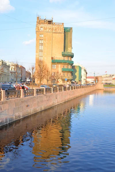 Palast der Kulturkommunikatoren am Ufer des Flusses Mojka. — Stockfoto