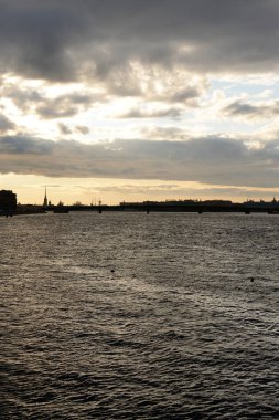 Neva Nehri gün batımında.