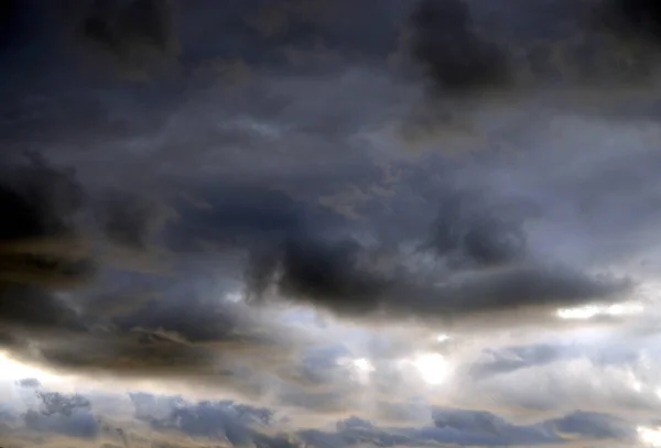 Cielo nuboso al atardecer . — Foto de Stock