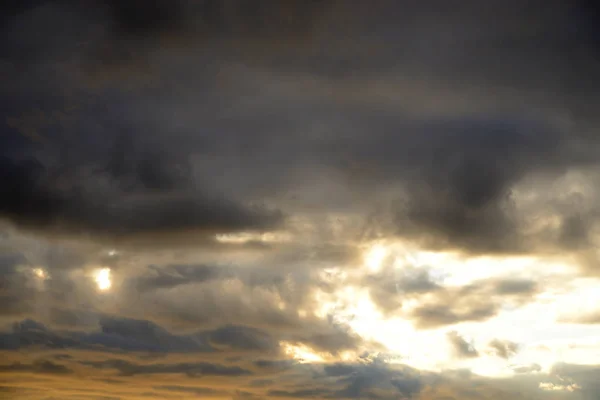 Wolkenhimmel bei Sonnenuntergang. — Stockfoto