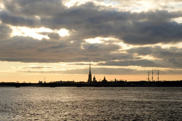 Peter e Paul Fortaleza e rio Neva ao pôr-do-sol . — Fotografia de Stock