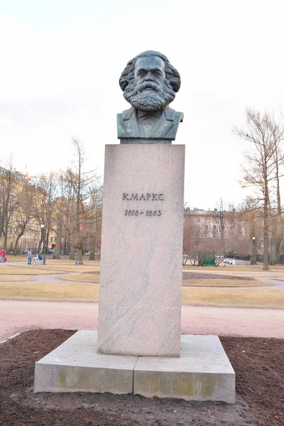 Estátua de Karl Marx em São Petersburgo . — Fotografia de Stock