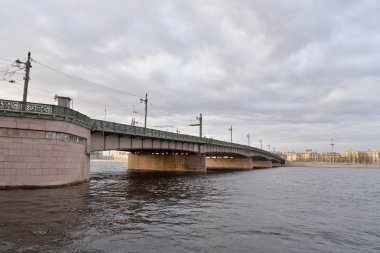 Liteyny Köprüsü'nde bulutlu gün.