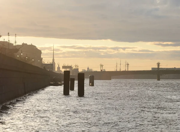 Floden Neva vid solnedgången. — Stockfoto