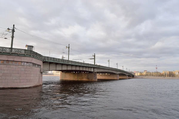 Liteyny brug bij bewolkte dag. — Stockfoto