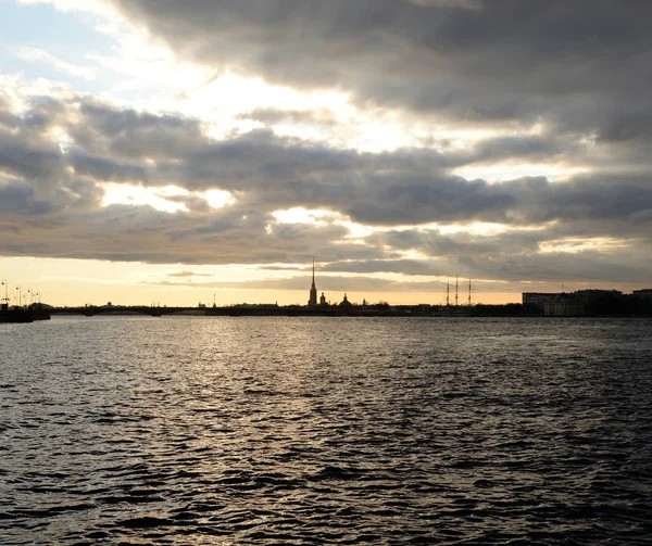 Forteresse Pierre et Paul et rivière Neva au coucher du soleil . — Photo