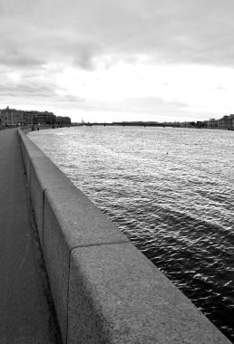 Neva Nehri bulut gün.