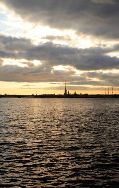 Peter ve Paul Fortress ve Neva nehir gün batımında.