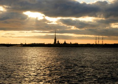 Peter ve Paul Fortress ve Neva nehir gün batımında.