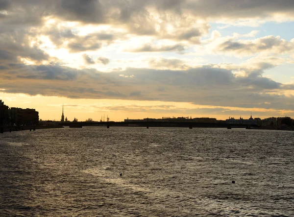 Řeka Něva při západu slunce. — Stock fotografie