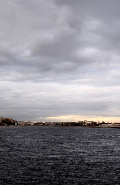 Rivier de Neva ten dage van de wolk. — Stockfoto