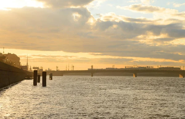 Rio neva ao pôr do sol . — Fotografia de Stock