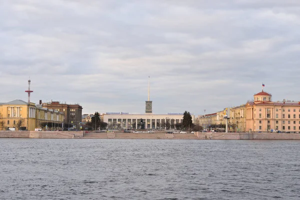 Nabrzeże arsenał i dworzec fiński o zachodzie słońca. — Zdjęcie stockowe