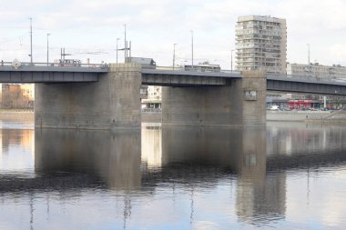 Volodarsky köprü ve Neva Nehri.