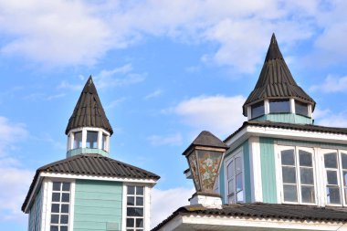 Kolpino eteklerinde süslü çiftlik evi.