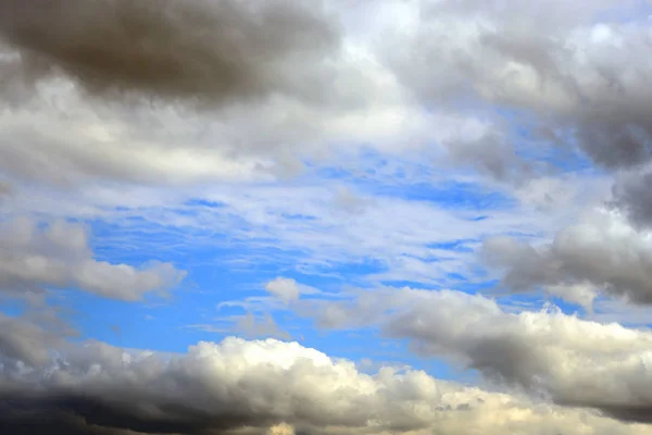 Langit dengan awan cumulus. — Stok Foto