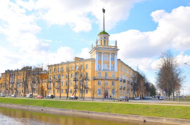 Komsomol kanal ve Kolpino şehir görünümünü.
