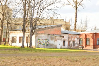 binayı terk edilmiş.