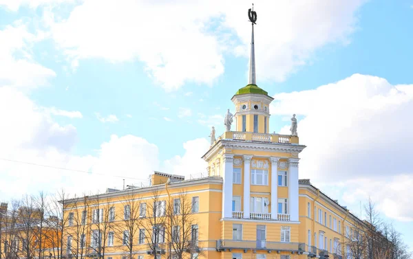 El edificio al estilo de Stalin en Kolpino . — Foto de Stock