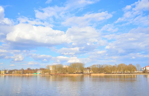 Visa Izhora floden i centrum av Kolpino stad. — Stockfoto