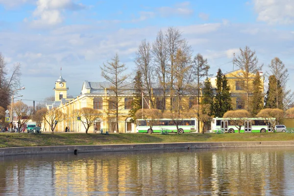 Vue Rivière Izhora dans le centre de la ville de Kolpino . — Photo