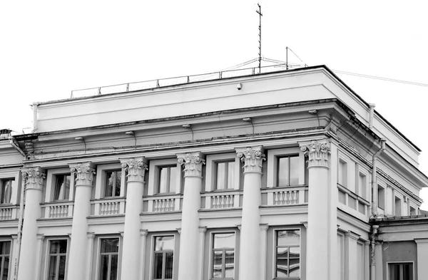 Здание в стиле Сталина в Колпино . — стоковое фото