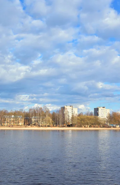 Visa Izhora floden i centrum av Kolpino stad. — Stockfoto