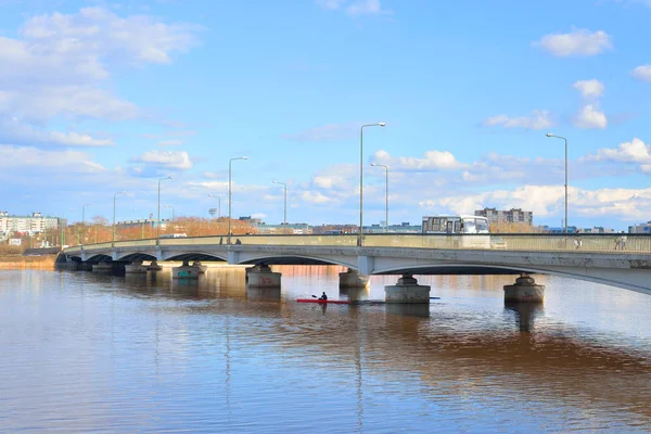 Grote brug Izhora in Kolpino. — Stockfoto