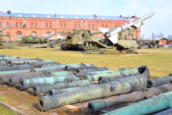 Vecchi cannoni, San Pietroburgo . — Foto Stock