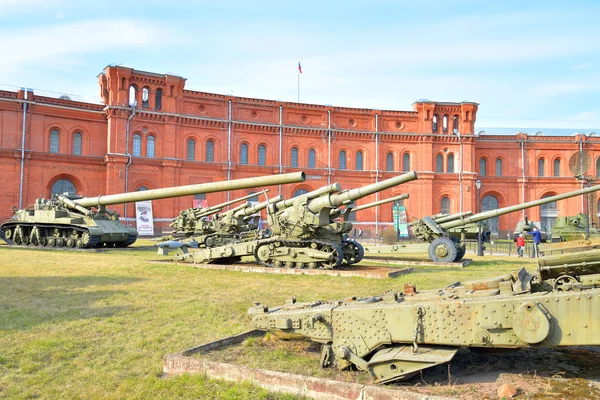 Exposition de l'artillerie du Musée . — Photo