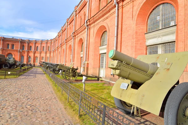 Antiguo cañón soviético en Artillería Museo . — Foto de Stock