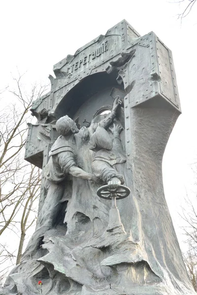 El monumento a la tripulación del destructor Guardia . — Foto de Stock