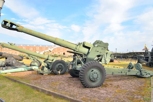 152mm pistola-howitzer D-20 no Museu Histórico Militar . — Fotografia de Stock