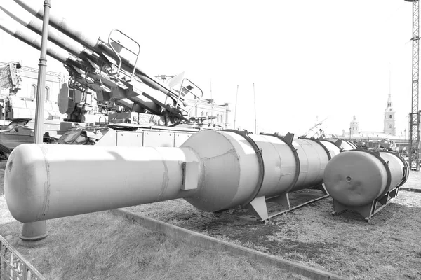 軍隊のミサイル発射機博物館で複雑なミサイルのランチャー. — ストック写真