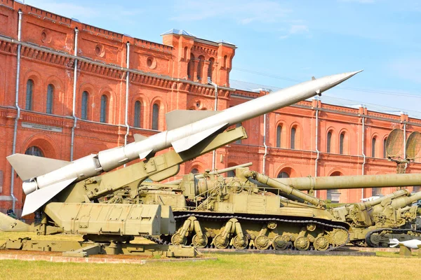 Lanzador del complejo de misiles en el Museo de Artillería Militar . —  Fotos de Stock