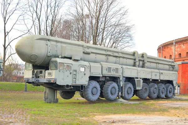 PT 2: 00 2 Topol-M orosz rakéta stratégiai rendszerek. — Stock Fotó