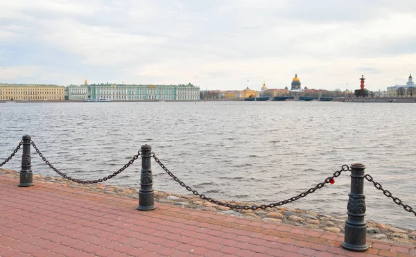Widok od rzeki Newy w Sankt Petersburgu. — Zdjęcie stockowe