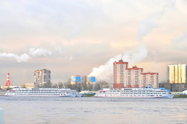 Vista del río Neva y crucero fluvial . —  Fotos de Stock