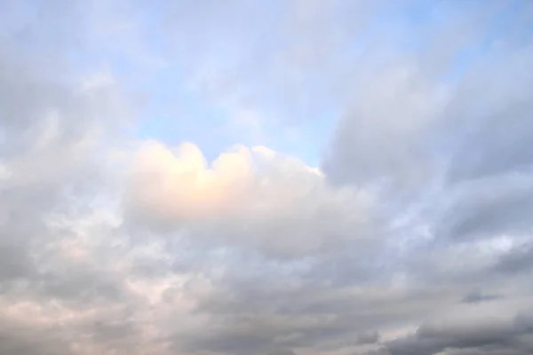 Cielo nuvoloso alla sera . — Foto Stock