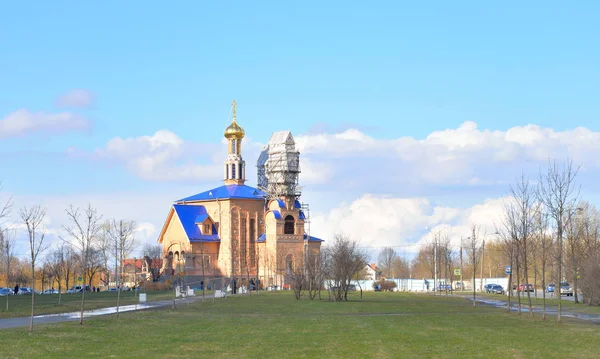 Parc de Rybatskoe et l'église de la Nativité de la Bienheureuse Vierge Marie . — Photo