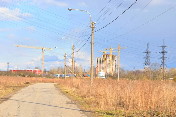 Plattelandsweg in het voorjaar. — Stockfoto