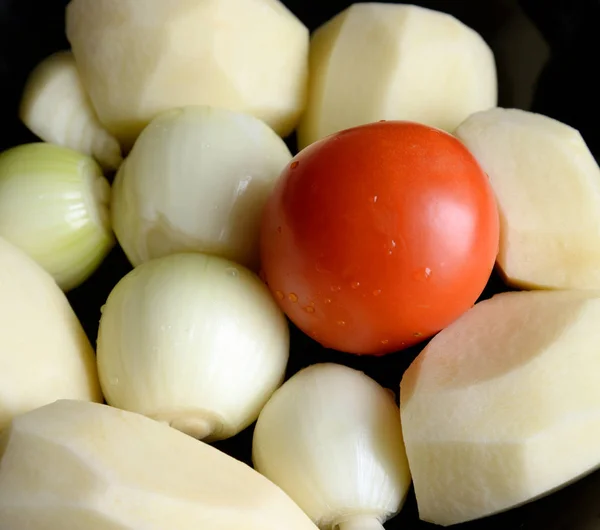 Skalad potatis, lök och tomat. — Stockfoto