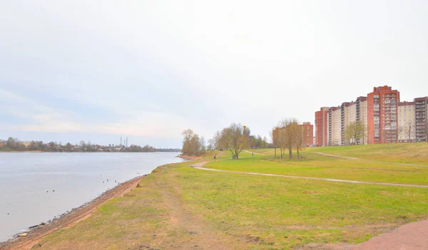 Parco sulla costa del fiume Neva — Foto Stock