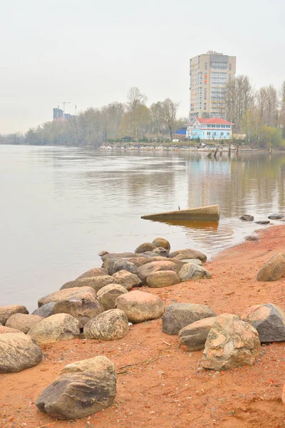 Blick auf den Fluss Neva am Stadtrand von St. Petersburg. — Stockfoto